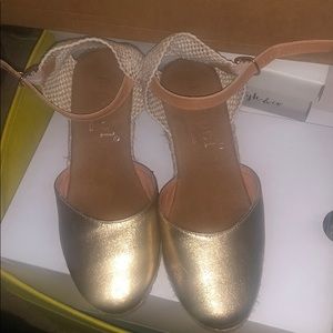 Woven closed toe Wedge heel shoe.